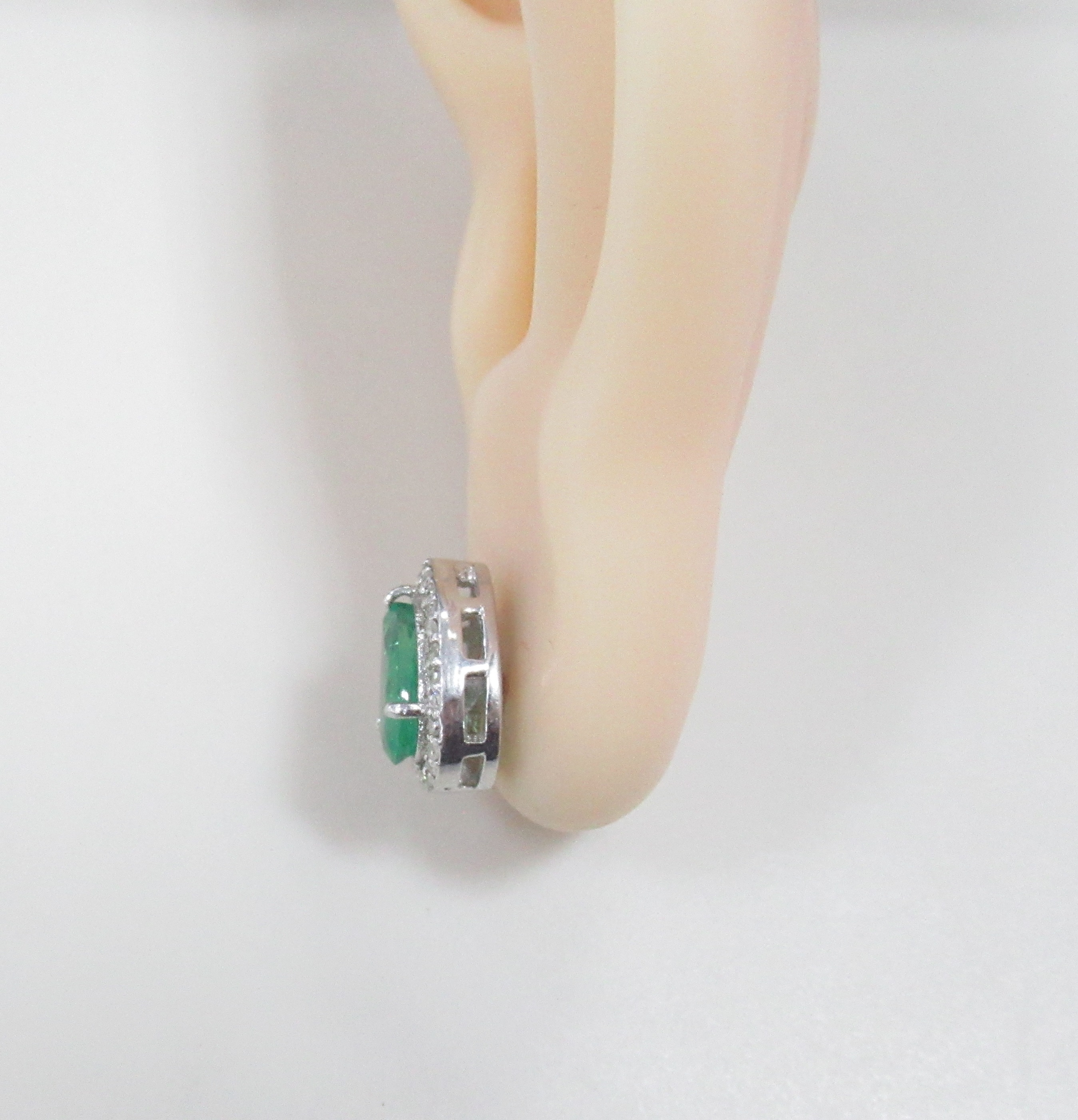 Серебряные серьги 925 пробы; вставки 2 Изумруд (F) 1,97ct 3/Г3; 46 Бр.Кр-17 0,29ct 2/4;